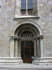 Autre portail secondaire de la cathédrale en façade. Cliché personnel