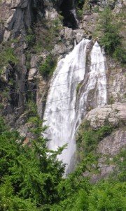 Cascade proche de Maggia. Cliché personnel