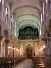 Vue de la nef néo-romane en direction du grand orgue. Cliché personnel