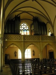 Vue de la nef en direction de l'orgue (contre-jour de l'après-midi). Cliché personnel