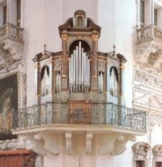 Un des orgues Pirchner à l'entrée du choeur. Cathédrale de Salzbourg. Crédit: www.orgelbau-pirchner.com/